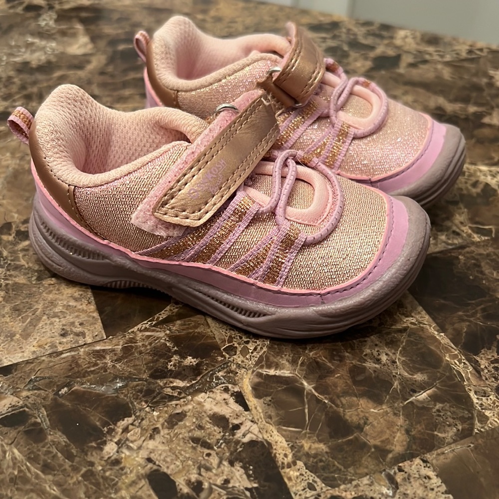 Size 4months. Oshgosh baby.